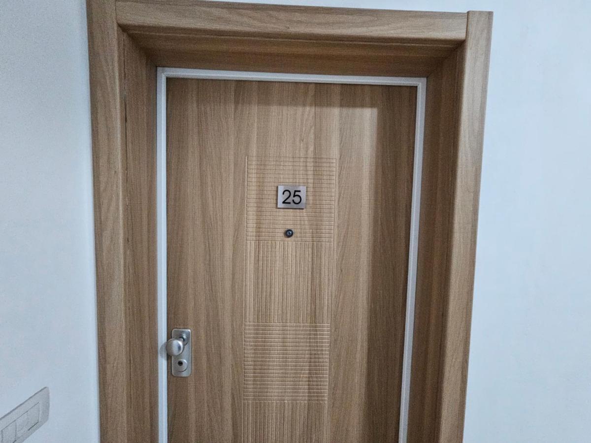 Daily Apartment In Center Tirana Exterior foto